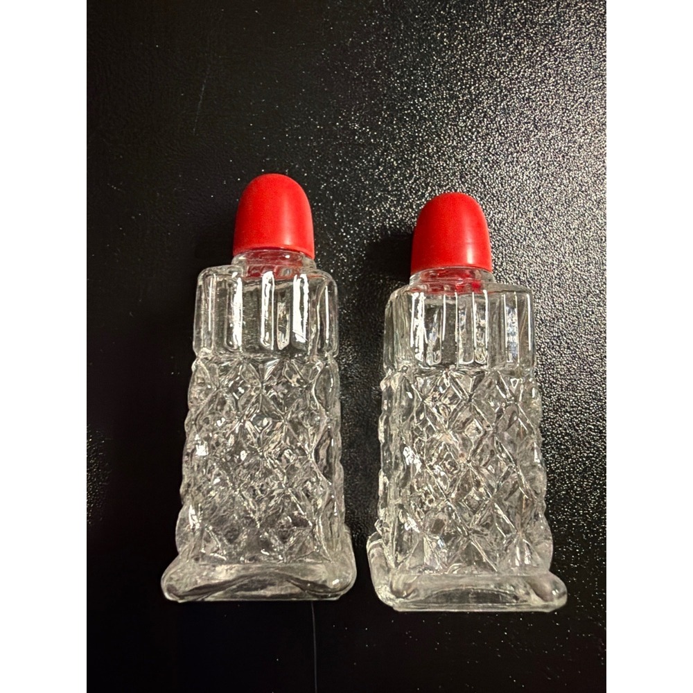 Vintage Clear Glass Salt & Pepper Shakers Set Diamond Cut Pattern Red Plastic - Picture 2 of 4